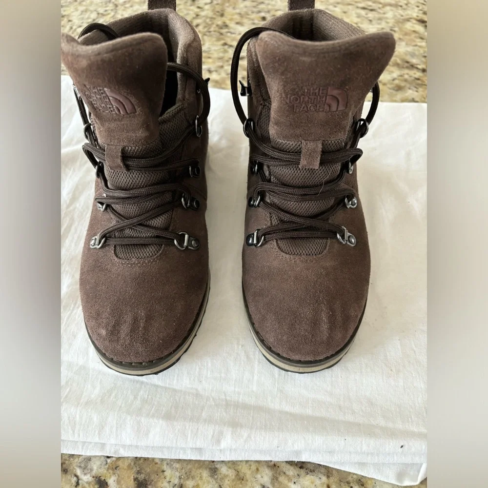 The North Face. HydroSeal waterproof boots. Size 4. Very‎ good condition